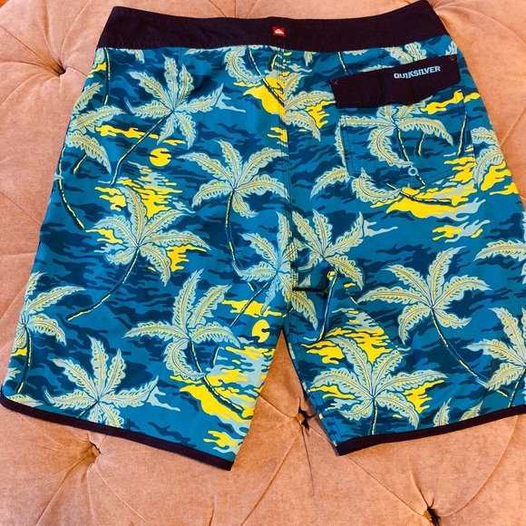 Like new QuickSilver board shorts - Picture 3 of 5
